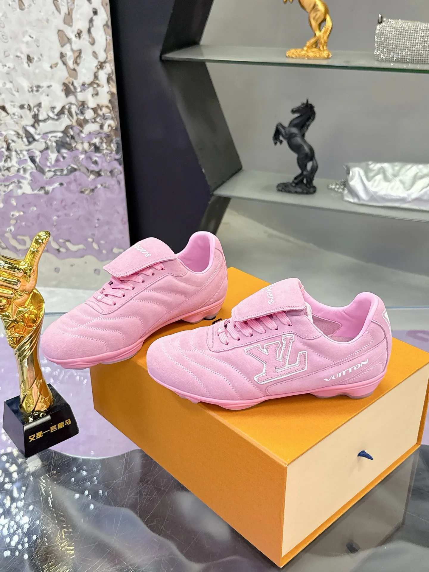 Factory price: 700💰 2025 new LV sneakers for couples, 🔥🔥🔥You will look fashionable when you wear them ❤️ LV football shoe series 💗 This Footprint Soccer sneaker was unveiled in the 2025 spring and summer series fashion show. It is the first sneaker designed by Pharrell Williams inspired by football shoes. The shoes are inspired by football, a sport that spans generations and cultures💎, echoing the theme of unity and universal participation in the 2025 spring and summer series fashion show. The shoe is known for its sleek design, with the dynamic IV Initials logo embellished on the side, the Lvers United emblem inspired by the football team on the tongue, and the sole patterned rubber sole decorated with multiple Louis Vuitton logos. Stylish and casual wear, a trend-setter in the fashion industry. Made of imported cowhide with full craftsmanship💓 Number of sizes (women’s 35-41, women’s 41 customized) (men’s 39-46, 45-46 customized)